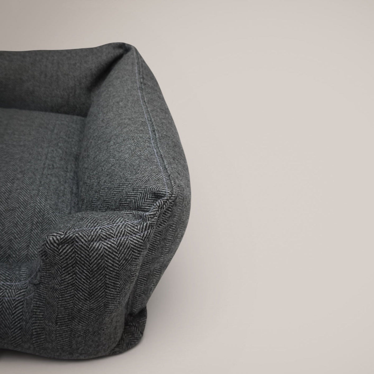 Cama Palmira gris claro con perro pequeño